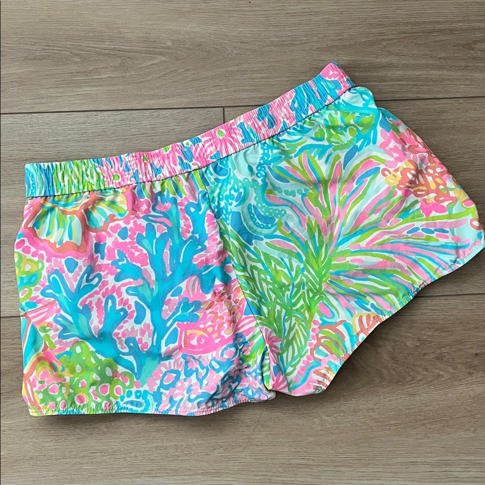 Lilly Pulitzer Run Around Luxletic shorts in 
Multi Lovers Coral print - Picture 8 of 9